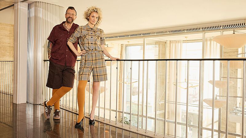 As pacientes Anna Maisetti e Jürgen Jakob estão a usar as meias de compressão mediven cosy 550 na cor amarelo-açafrão